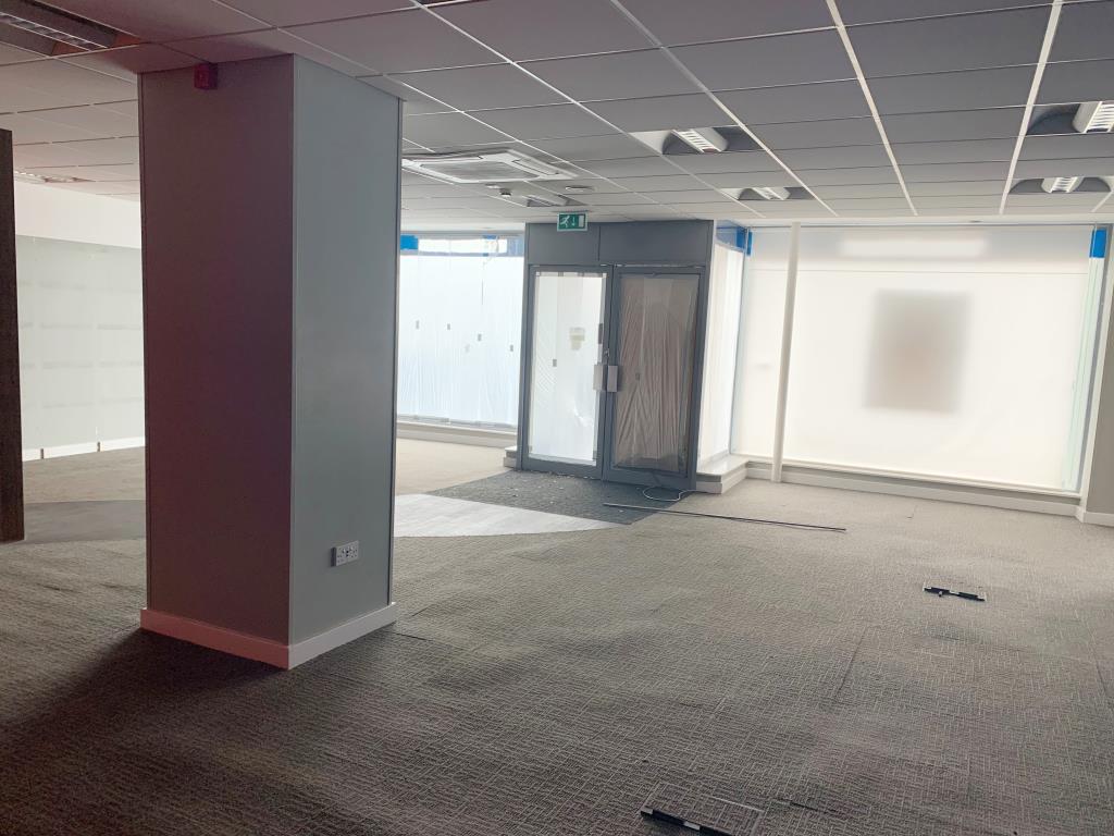 Lot: 49 - COMMERCIAL TOWN CENTRE INVESTMENT WITH POTENTIAL -